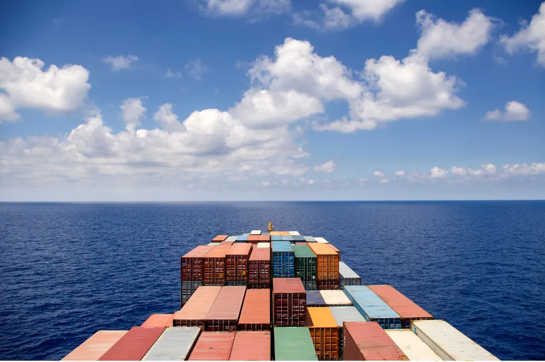 Vista desde un buque con containers navegando en el mar